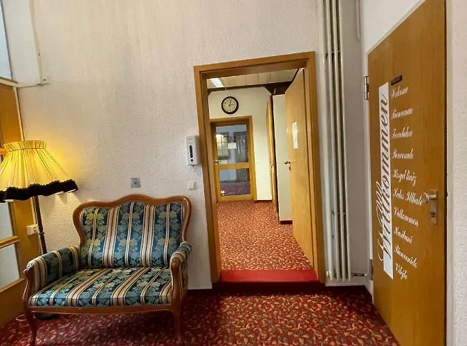 Oda ve Kahvaltı Garni Ratstube Bad Urach