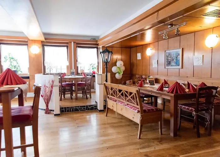 Oda ve Kahvaltı Garni Ratstube Bad Urach